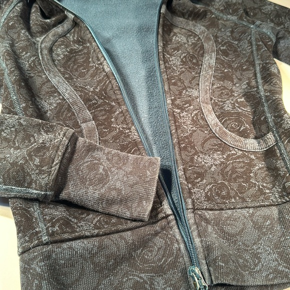 Lululemon Scuba Hoodie Beautiful deep blue paisley size 4 - Picture 2 of 7